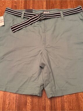 NWT IZOD Men's Flat Front Chino Shorts 42W Malachite Green Included Striped Belt